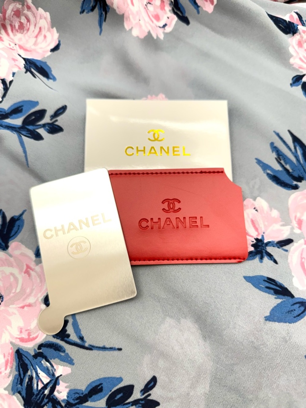 Chanel Mirror With Sleeve New - Picture 4 of 5
